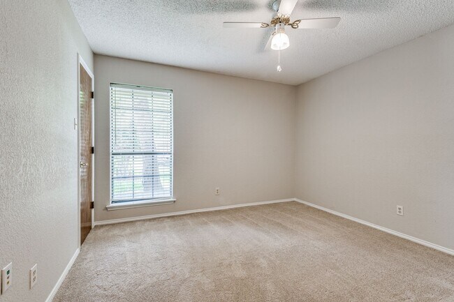 Building Photo - 3 Bed/2bath House next to Lake Arlington!