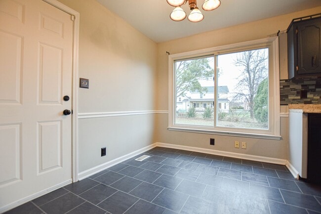 Building Photo - Pet Friendly Three Bedroom!