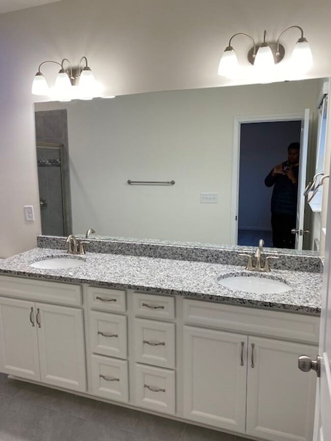 Building Photo - Fantastic 3BR/2.5BA Townhome located in Th...