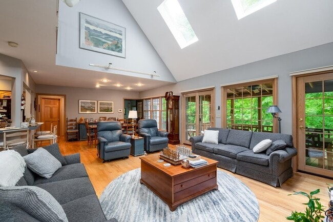 Building Photo - 39 Robertson Dr