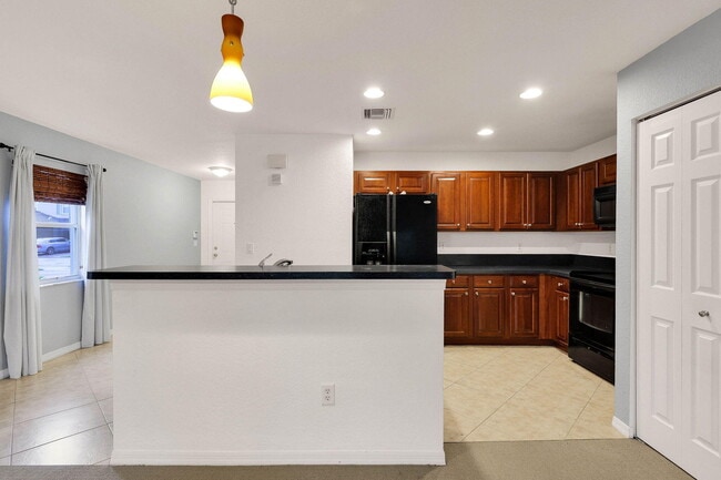 Building Photo - 2988 SE Lexington Lakes Dr
