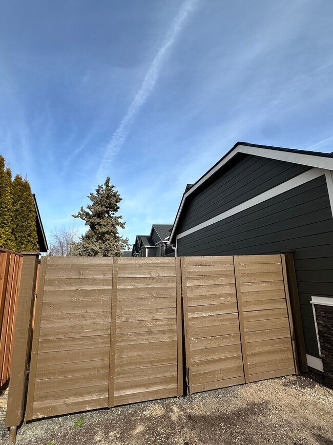 Building Photo - Beautiful Stone Creek Home | Open Layout, RV Parking & Private Pool Access