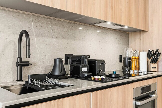 Building Photo - 121 NE 5th St