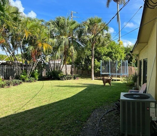 Building Photo - 633 NE 2nd St