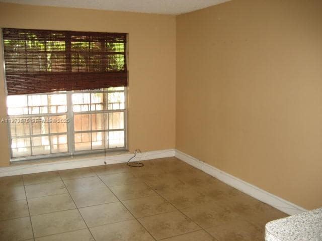 Building Photo - 10832 N Kendall Dr