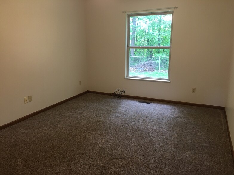 Primary Bedroom - 334 Oakdale Cir