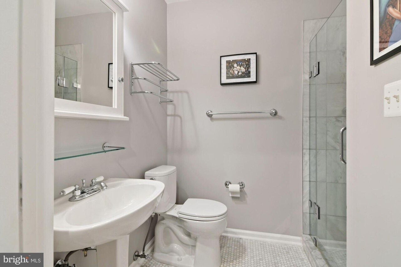 Building Photo - 2414 19th St NW