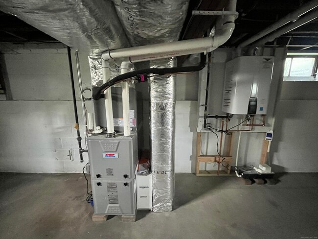 Building Photo - 22 Jansen Ln