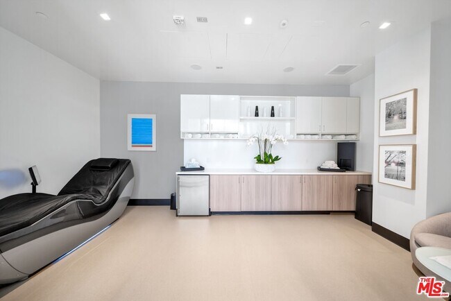 Building Photo - 9000 W 3rd St