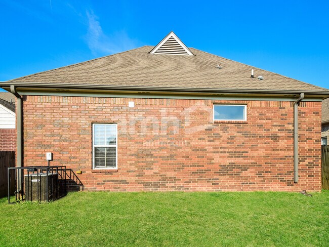 Building Photo - 2406 Lake Garden Dr