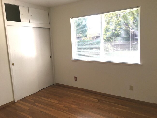 Building Photo - 12283 Woodside Dr