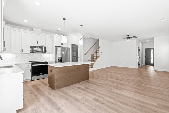 Building Photo - Move-in Ready Modern Townhome!!