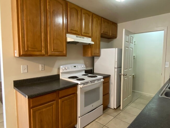 Building Photo - Spacious Duplex with Two Bedrooms, Two Bathrooms and Two Car Garage