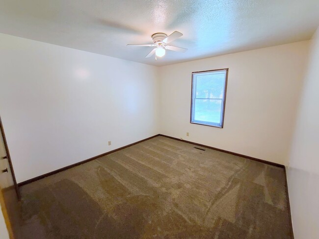 Building Photo - Recently Renovated 3-Bedroom Duplex in Qui...