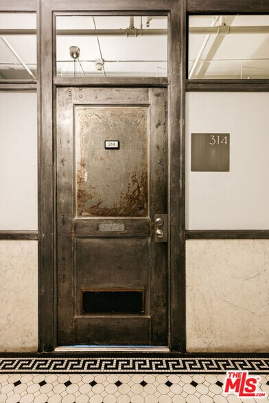 Building Photo - 108 W 2nd St