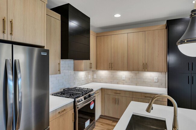 Building Photo - 660 Vernon Ave