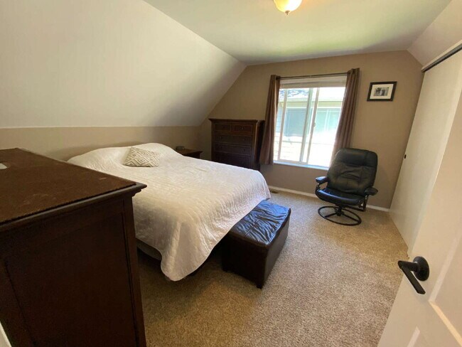 Building Photo - Quiet 3-Bed, 1.5-Bath Home with Large Encl...