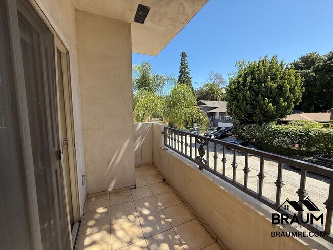 Building Photo - 10849 Fruitland Dr