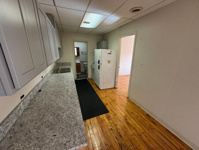 Building Photo - Apartment