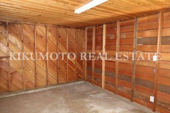 Building Photo - 2 bedrooms, 1 bath, Large 2 car garage & carport
