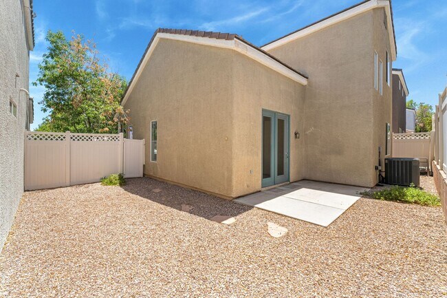 Building Photo - 3 Bedroom, 2 bathroom, 2 Car Garage Home i...