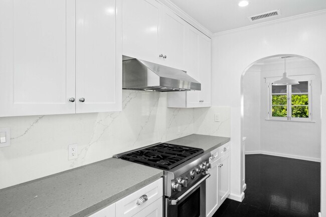 Building Photo - 1516 S Crest Dr
