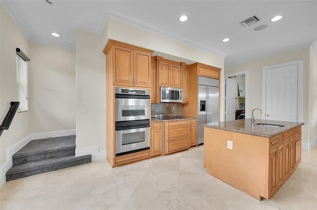 Building Photo - 11012 NW 70th Ct