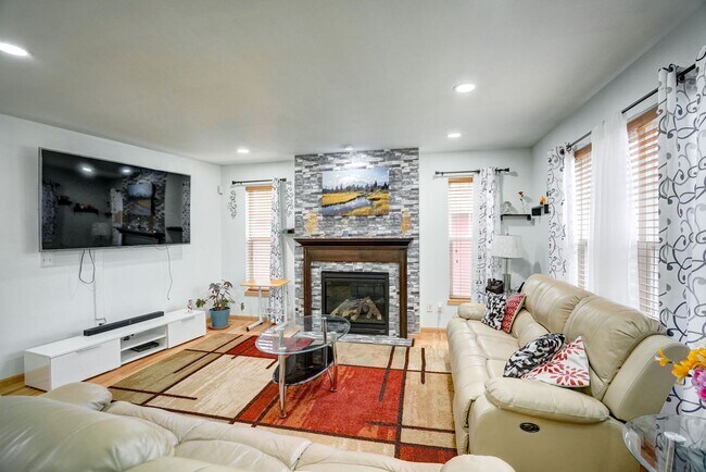Building Photo - 818 Redan Dr