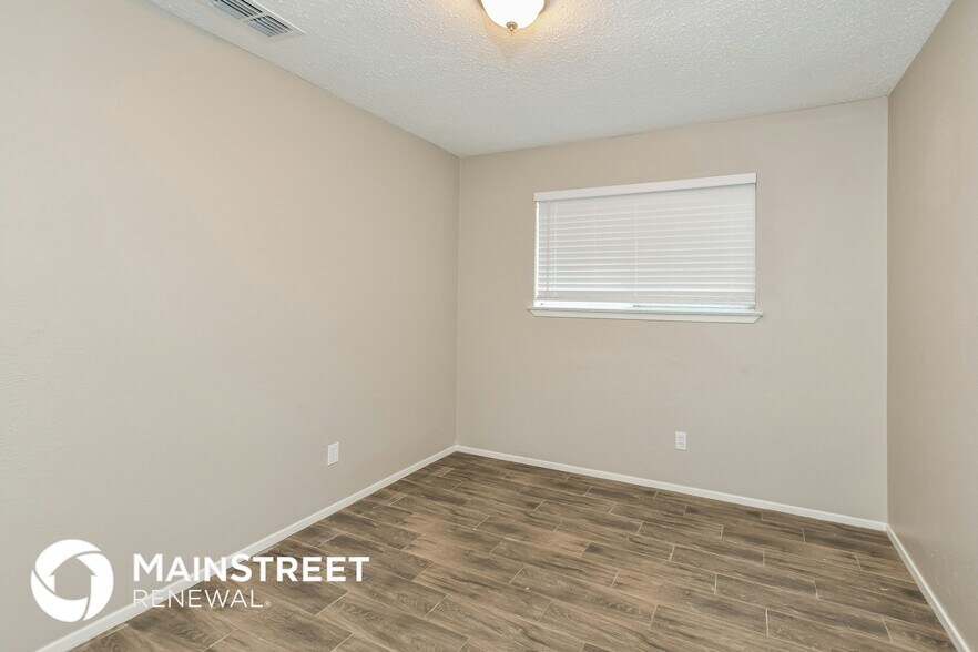 Building Photo - 1601 Chapman Dr