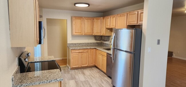 Building Photo - 3BR/2BA NW Reno Gen available immediately!