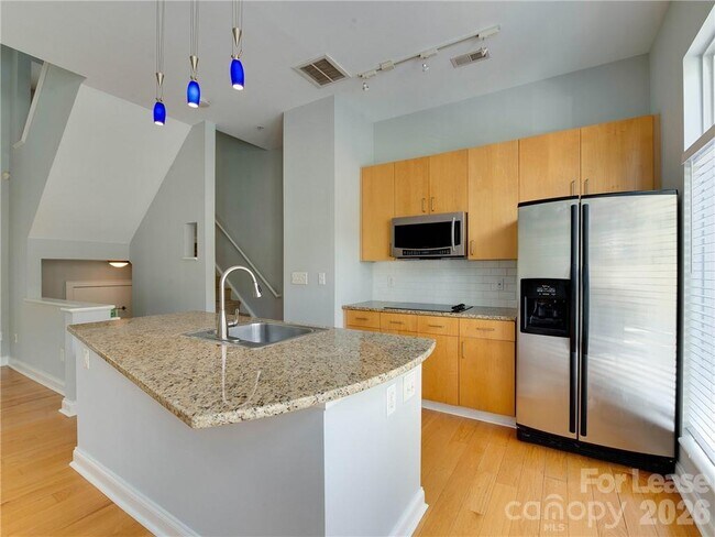 Building Photo - 927 Garden District Dr