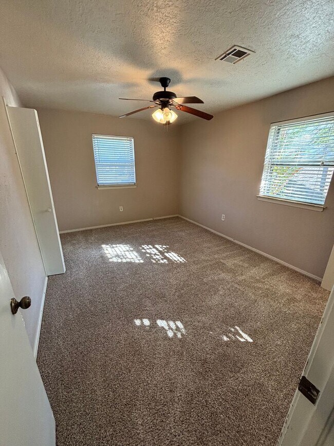 Building Photo - 3 bedroom, 1 3/4 baths NOW AVAILABLE in the Eisenhower School District!