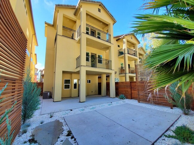 Building Photo - Contemporary Greenhaven Home with Private Backyard & Smart Features