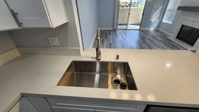 Building Photo - 2047 Lakeridge Cir