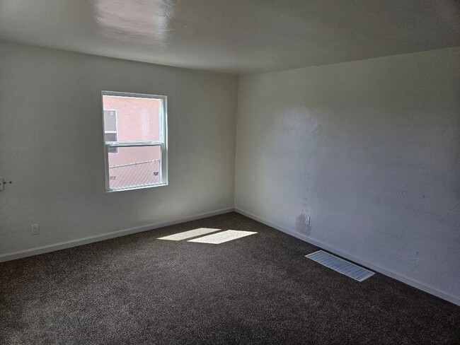 Building Photo - 3 Bedroom - 1 Bathroom in San Diego