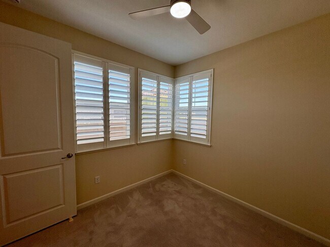 Building Photo - Spacious 4-Bedroom Townhouse