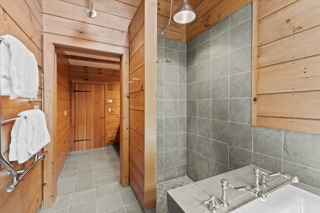 Building Photo - 36 Moses Pond Rd