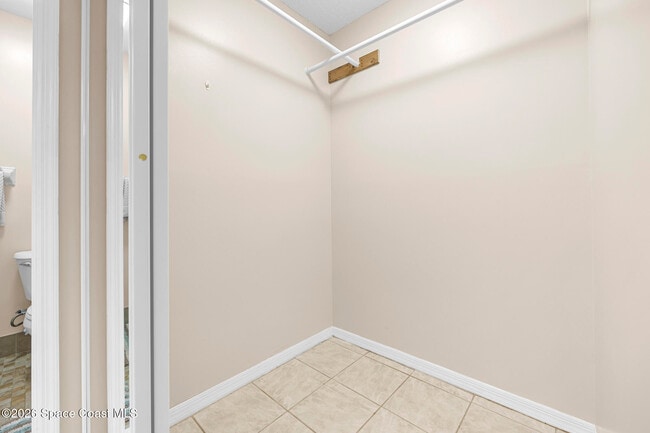 Building Photo - 1141 Country Club Dr