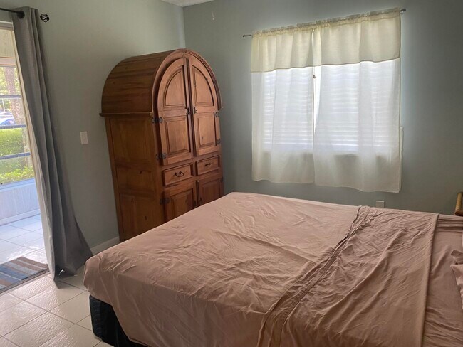 Building Photo - 542 Normandy Ln