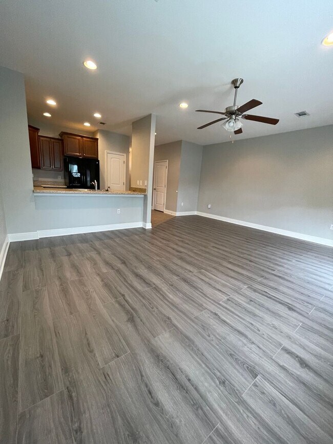 Building Photo - *** MOVE IN SPECIAL! Half OFF 1st Month's Rent!