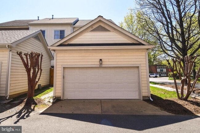 Building Photo - 301 Hillwood Ave