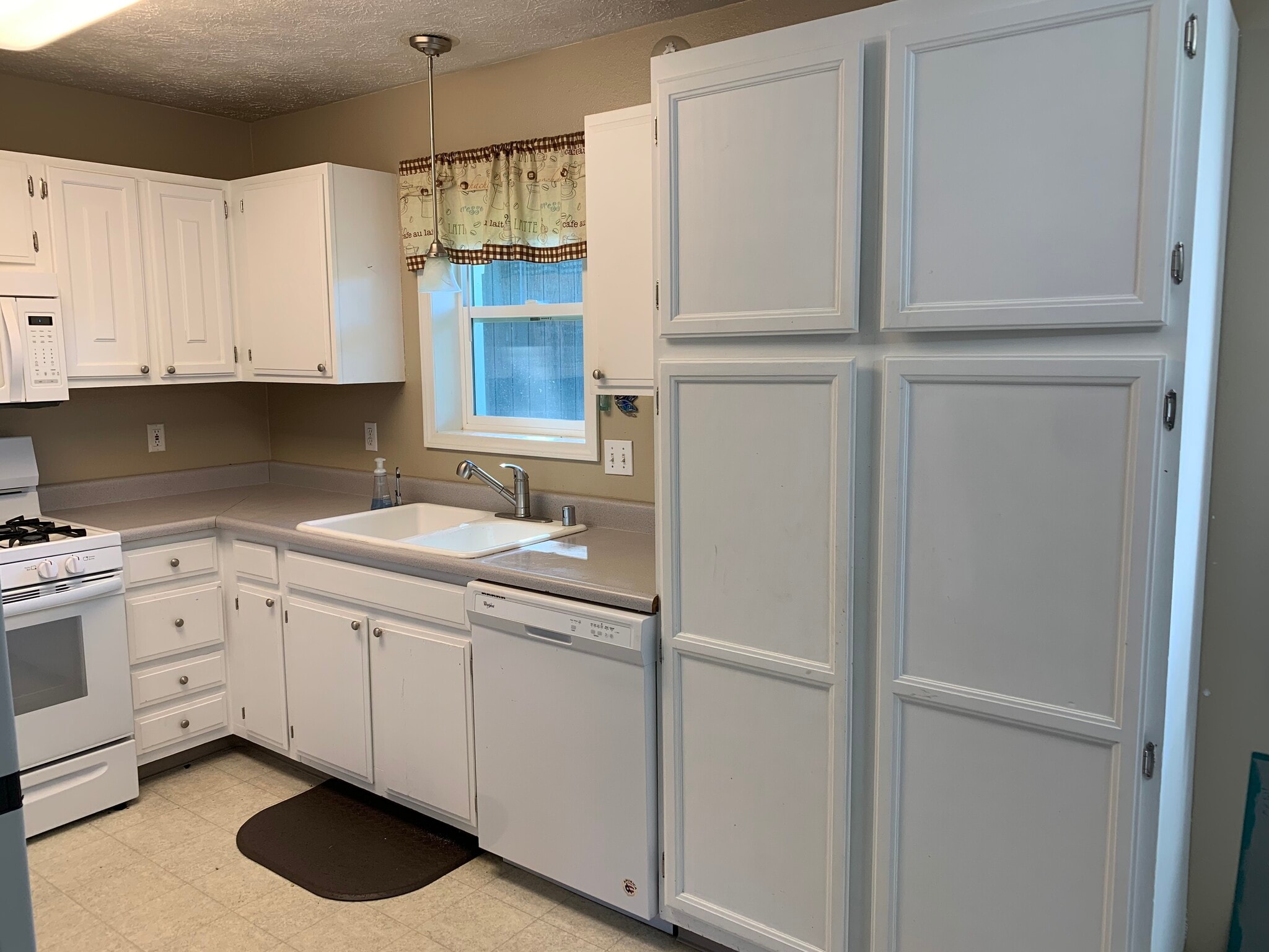 Building Photo - 1054 S Lucas Way