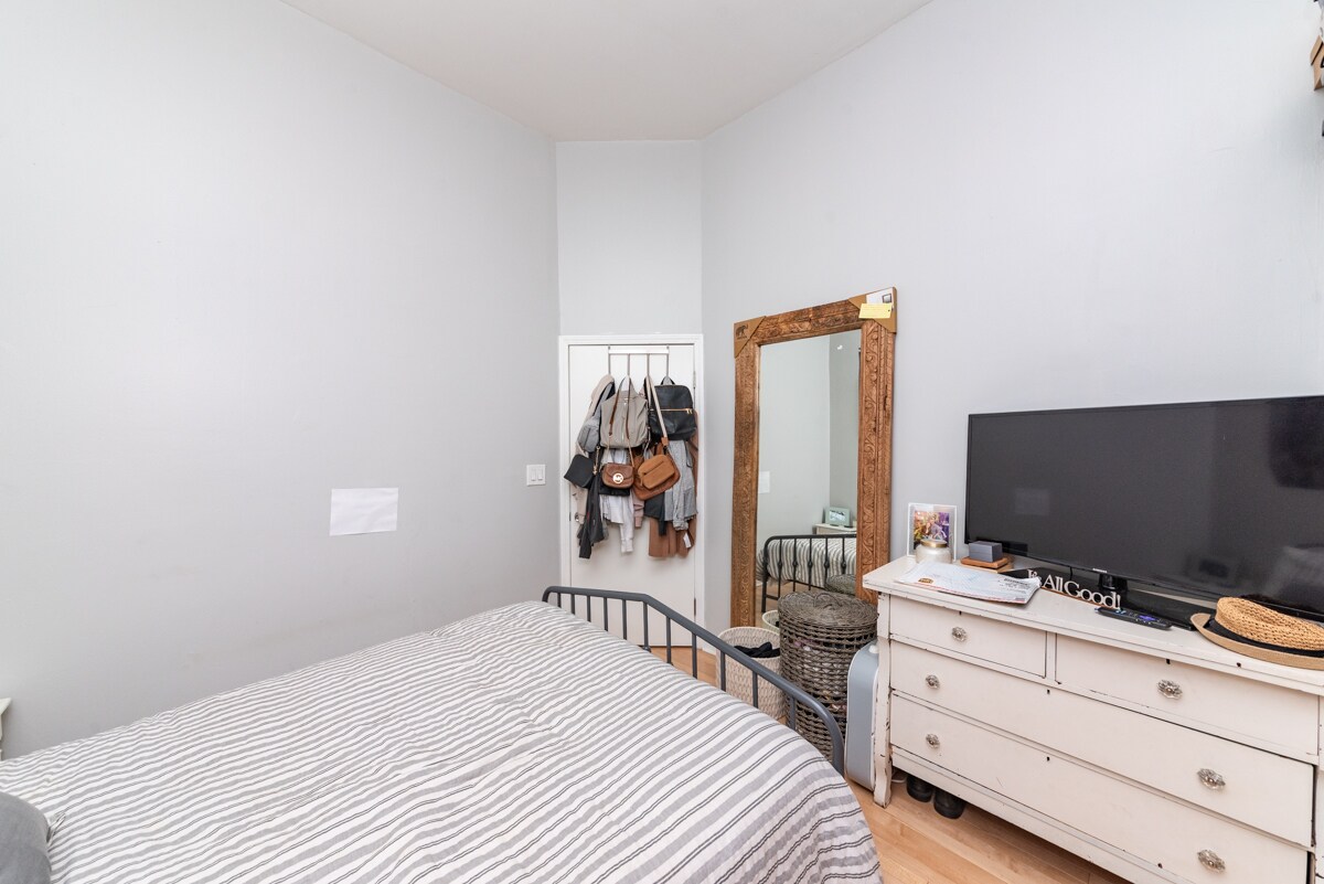 Building Photo - 1350 N Wolcott Ave