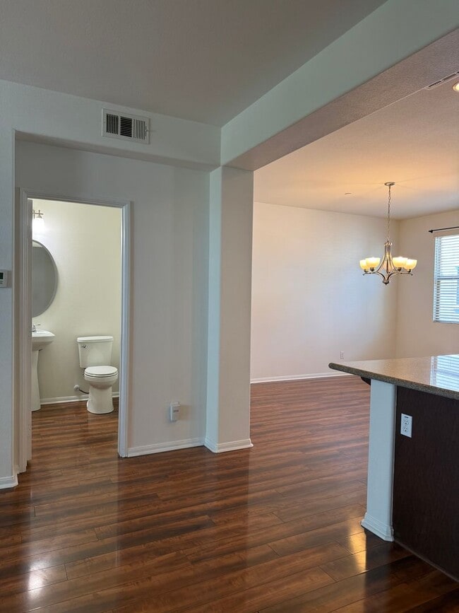 Building Photo - 2 Bedroom, 2.5 Bath Tri-level townhouse in Signal Hill