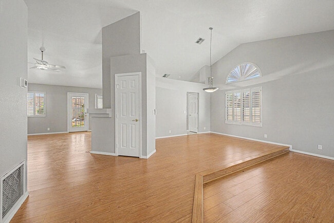 Building Photo - 5719 E St John Rd