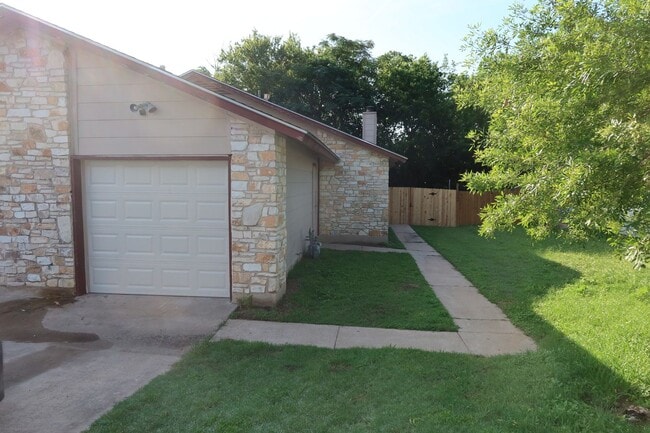 Building Photo - Aberdeen Duplex - 2Bd/2Ba - Remodeled - W/D - Fireplace - Garage - Fenced Patio - $1600