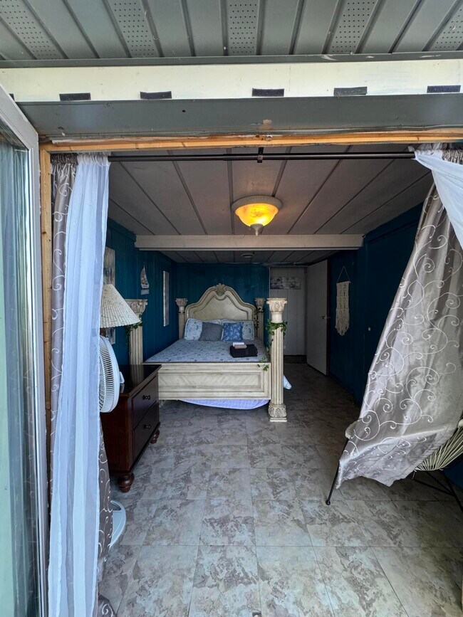 Building Photo - 13512 Venetian Dr