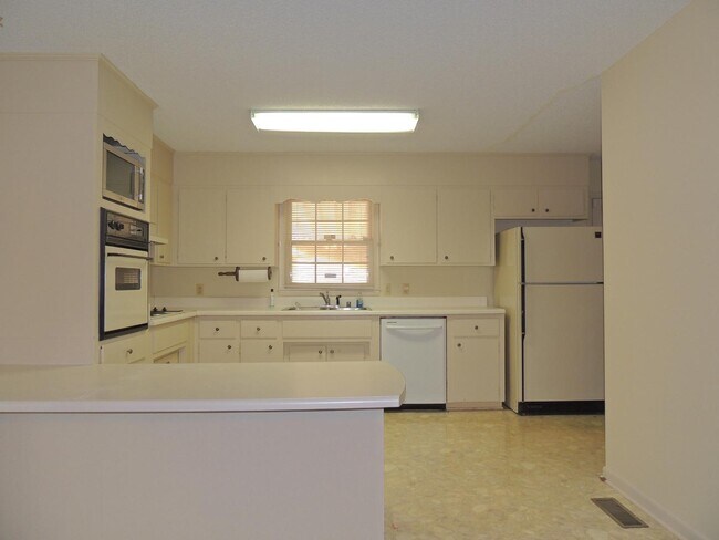 Building Photo - 2316 Rodgers Dr NE