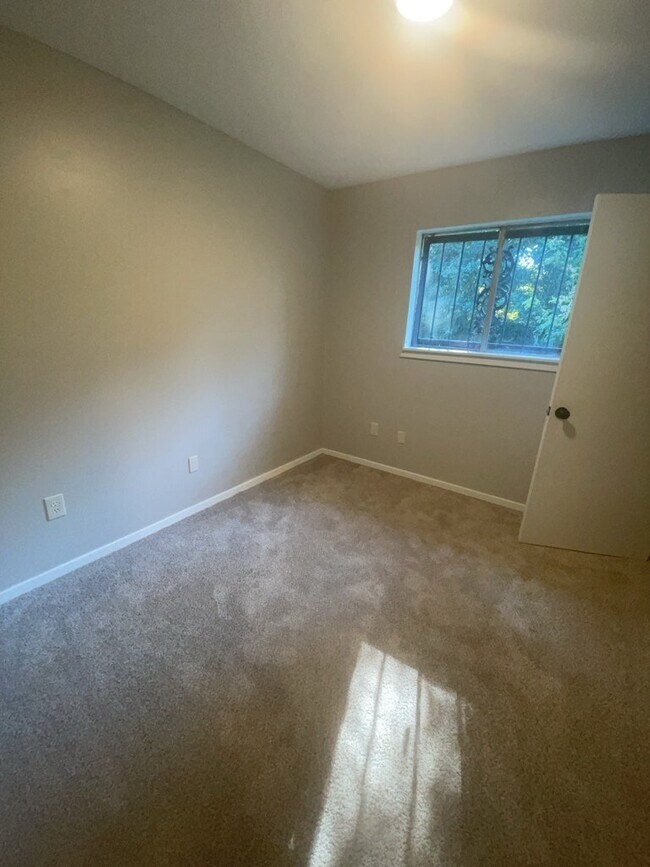 Building Photo - 327 Grover Cleveland Cir