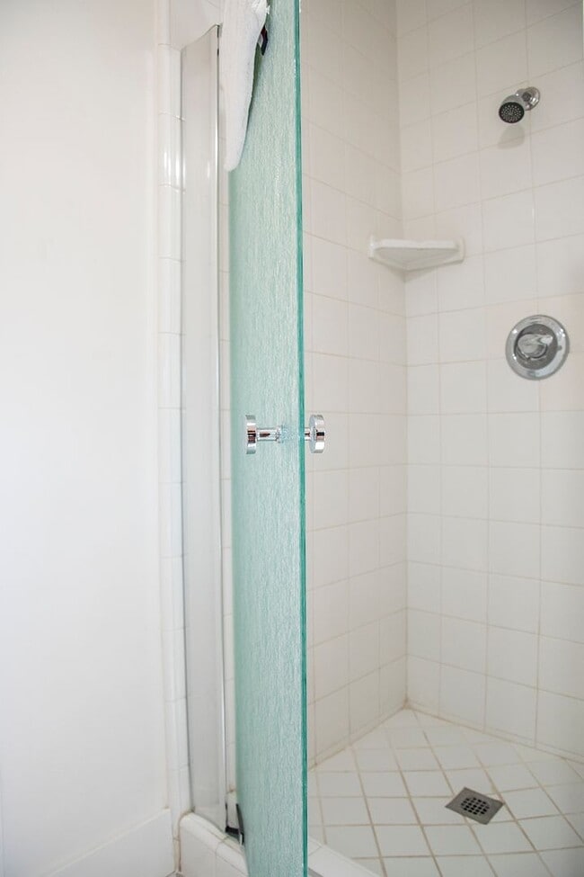 Building Photo - Darling 2 bedroom 1 Bath Exeter Charmer